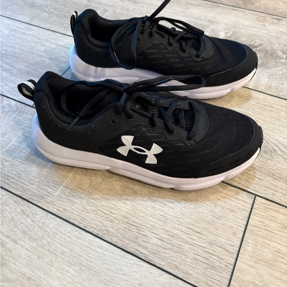 Under Armour Mens Black and White Sneakers - Picture 1 of 8